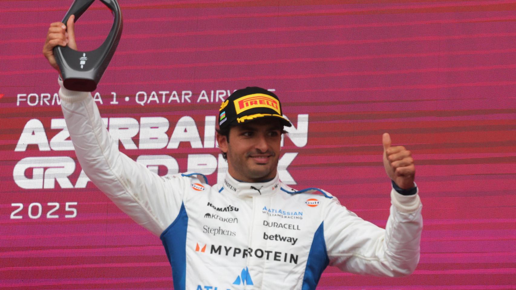 Carlos Sainz, en el podio del GP de Azerbaiyán.