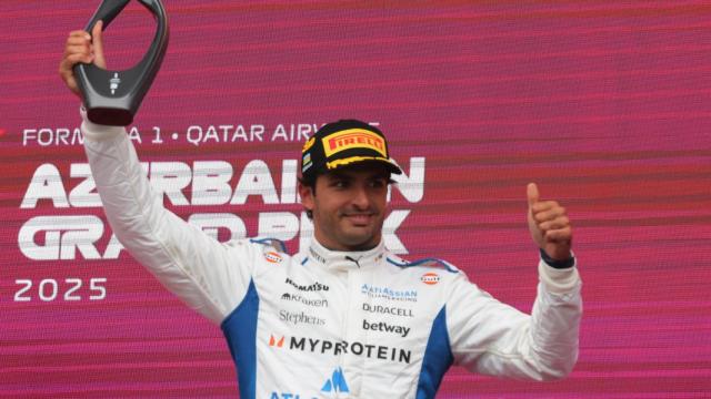 Carlos Sainz, en el podio del GP de Azerbaiyán.