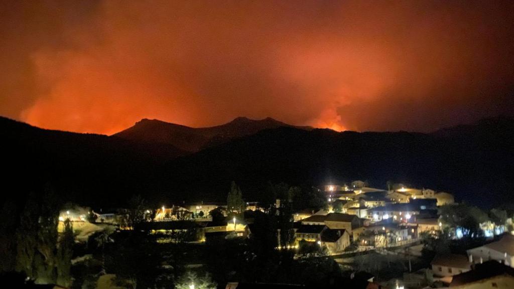 El incendio de Resoba por la noche y visto desde Cervera de Pisuerga