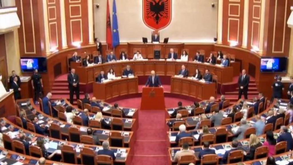 El Parlamento albanés durante la primera intervención de la ministra anticorrupción Diella.