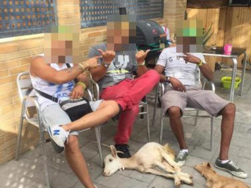 Frank A., en el centro de la imagen, momentos previos a uno de sus rituales con animales.