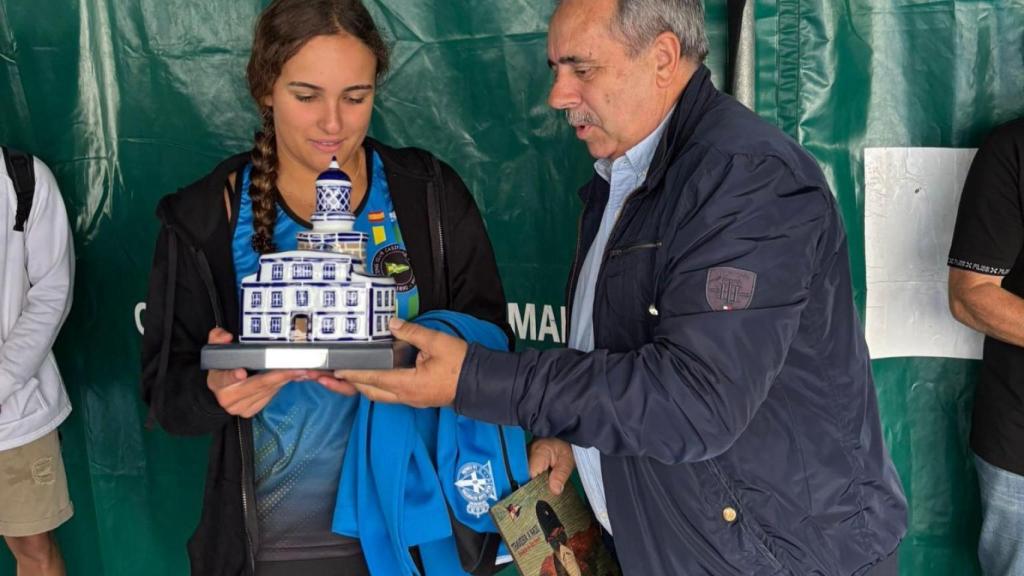 El concejal de Deportes, Manuel Vázquez, entregando premios.