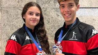 Aroa Merelas y Tiago Torea con sus medallas.