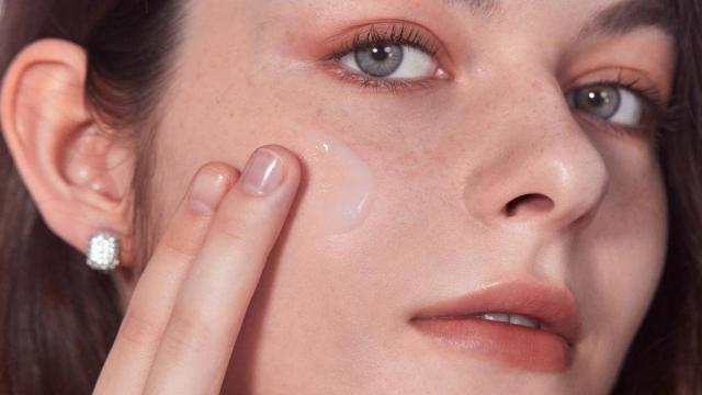 Modelo utilizando la crema viral de SheGlam