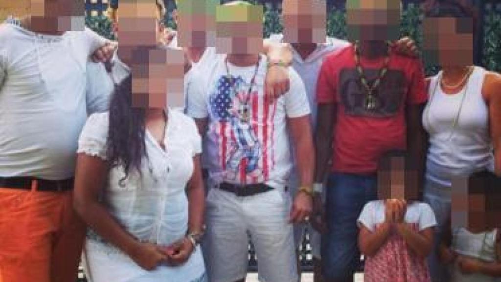 El santero Frank A., el segundo por la izquierda, durante uno de sus rituales con niños presentes.