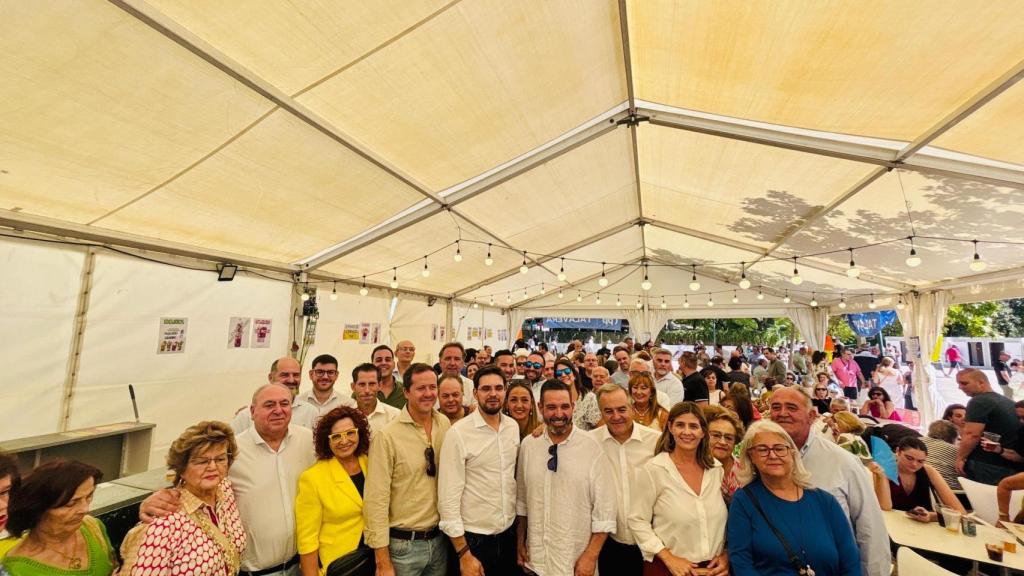 Los representantes del PP en la carpa del partido.