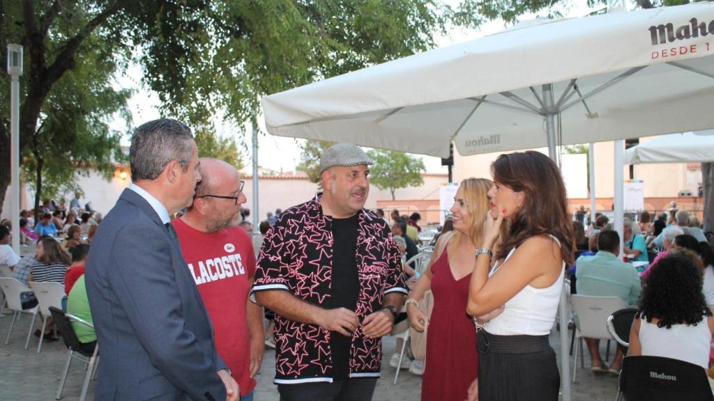 Durán conversando con María Jesús Pelayo (d) y el resto de autoridades.