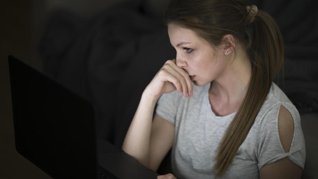 Padres en Estados Unidos acusan a un chatbot IA de influir en el suicidio de sus hijos y reclaman mayor protección para los menores.