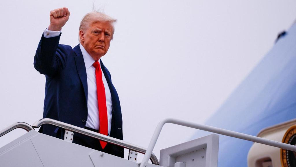 Donald Trump, antes de subirse al avión para asistir al funeral de Charlie Kirk.
