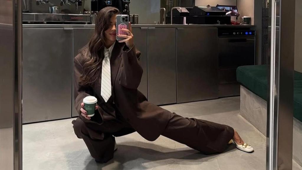 Violeta Mangriñán con camisa de rayas y corbata de Zara.