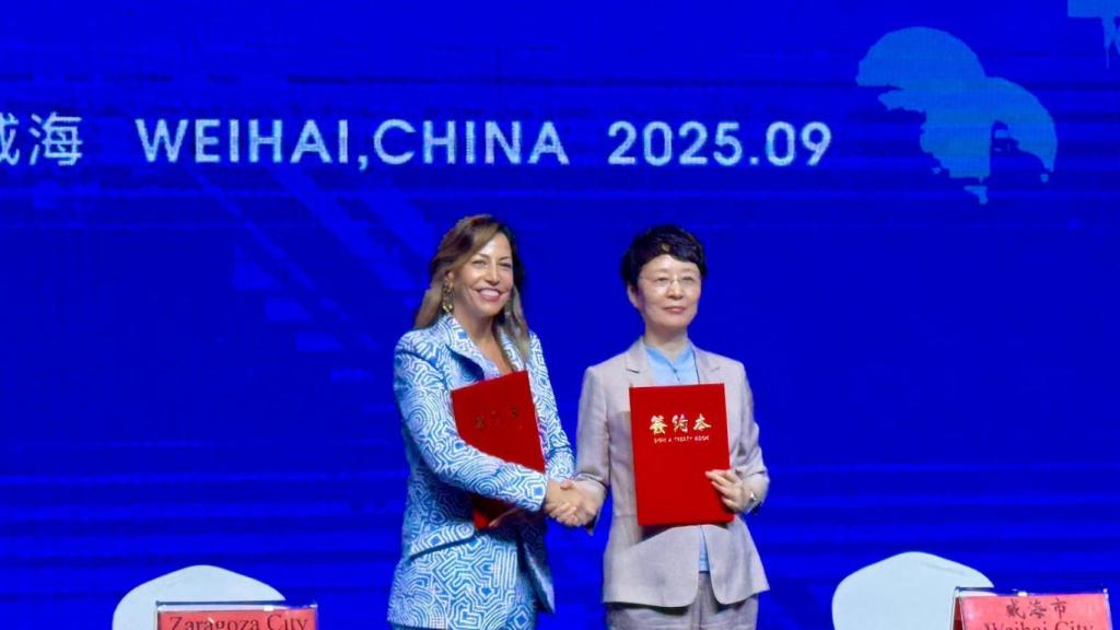 La alcaldesa de Zaragoza con su homóloga de Weihai tras firmar el Memorando de Entendimiento
