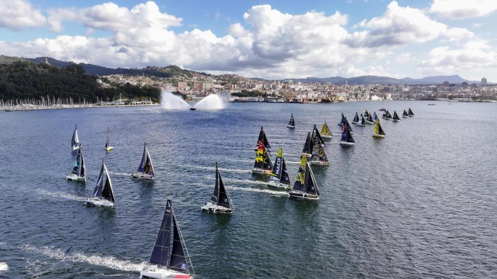 Imagen de la salida con el remolcador y Vigo al fondo.