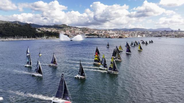 Imagen de la salida con el remolcador y Vigo al fondo.