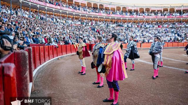 Interpretación del Himno Nacional antes de romper el paseillo.