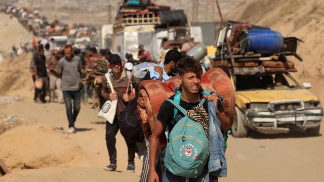 Desplazados palestinos se alejan de la Ciudad de Gaza ante el avance de las tropas israelíes.