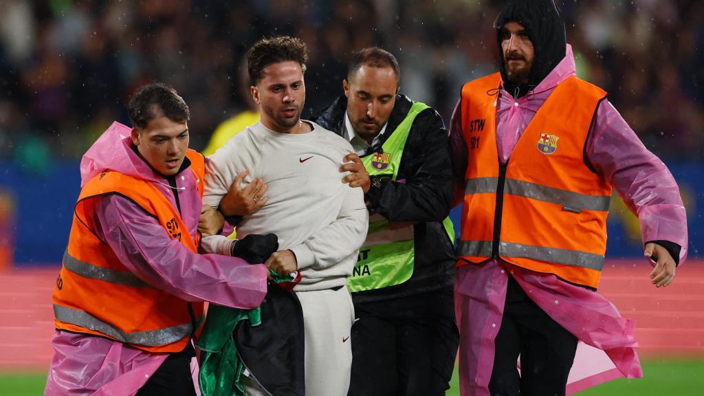 La seguridad del estadio se lleva al espontáneo que saltó al terreno de juego.