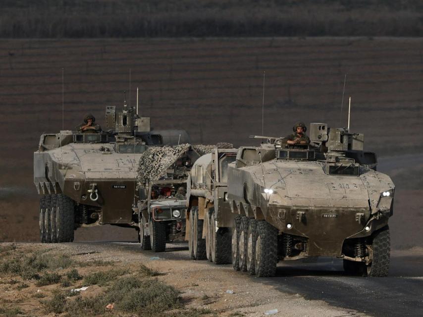 Una columna de tanques israelíes avanza hacia Ciudad de Gaza.