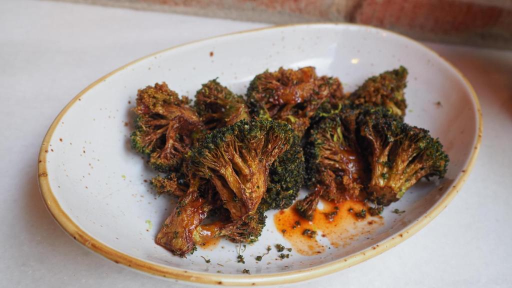 Brócoli frito con kimchi.