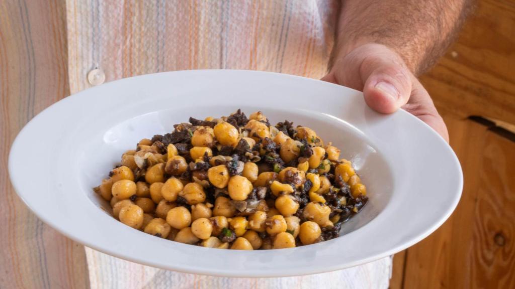 Los platos de cuchara, como estos  garbanzos con butifarra negra de Cal Tomás, forman parte de la propuesta.