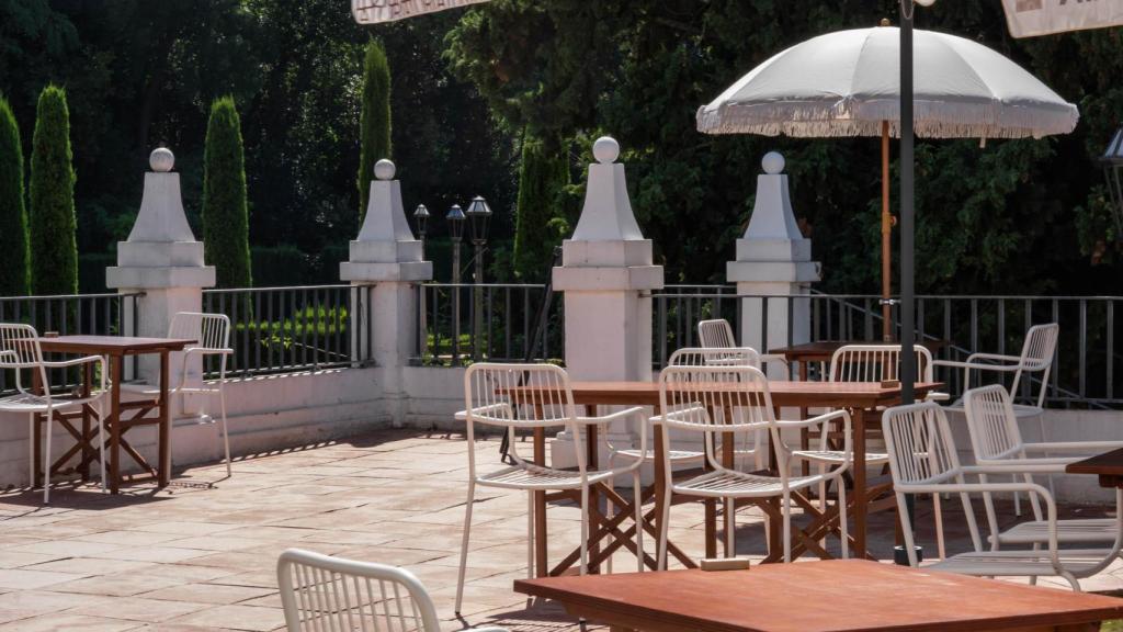 La Greca y sus mesas al aire libre.