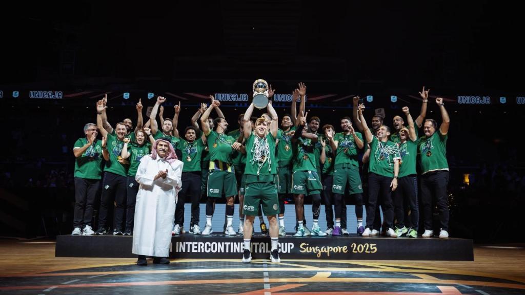 Alberto Díaz levanta el título de campeón de la Copa Intercontinental 2025 del Unicaja.