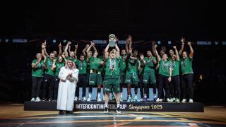 Alberto Díaz levanta el título de campeón de la Copa Intercontinental 2025 del Unicaja.