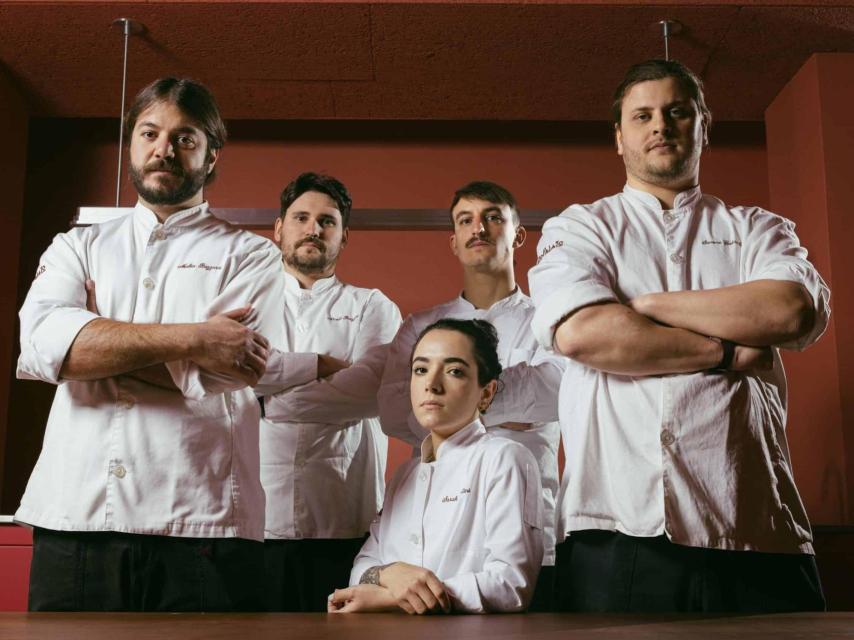 Parte del equipo del restaurante Santo Palato, con Sarah en el centro.