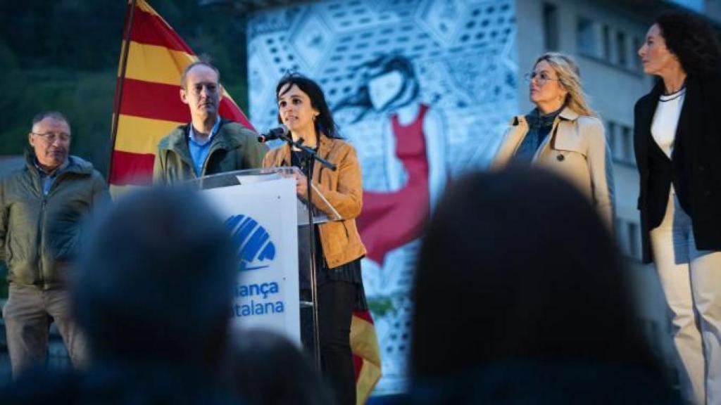 La candidata de Aliança Catalana por Girona, Sílvia Orriols (c), interviene durante el inicio de campaña de Aliança Catalana, en Ripoll, a 27 de abril de 2024, en Ripoll, Girona.