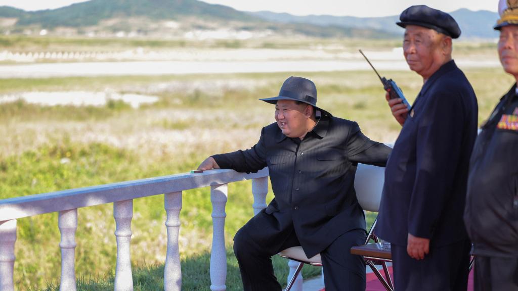 Kim Jong-un fotografiado hace unos días durante una inspección de drones.
