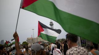 Manifestantes con la bandera palestina.