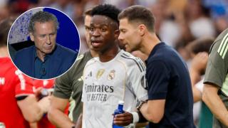 Vinicius junto a Xabi Alonso y, en el círculo, Jorge Valdano