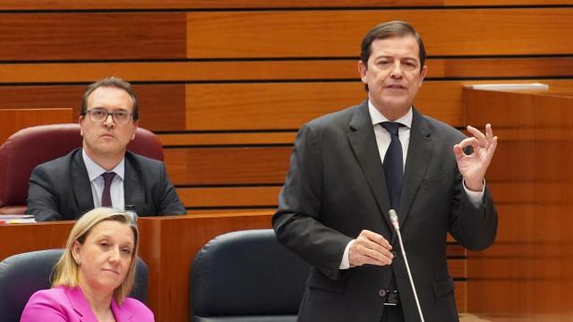 El presidente de la Junta de Castilla y León, Alfonso Fernández Mañueco, en el último pleno de las Cortes, el pasado 9 de septiembre