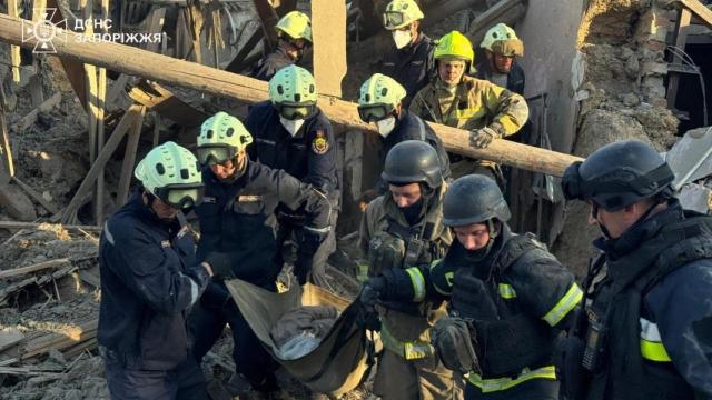Los equipos de rescate sacan de los escombros el cadáver de una persona tras el ataque ruso de este lunes.