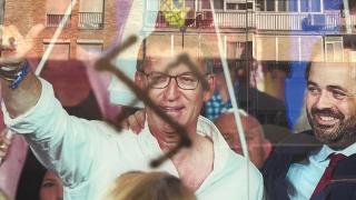 La sede del PP de Castilla-La Mancha amanece vandalizada en Toledo: símbolos nazis y cristaleras golpeadas
