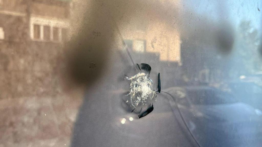 La cristalera de la fachada también ha sido dañada.