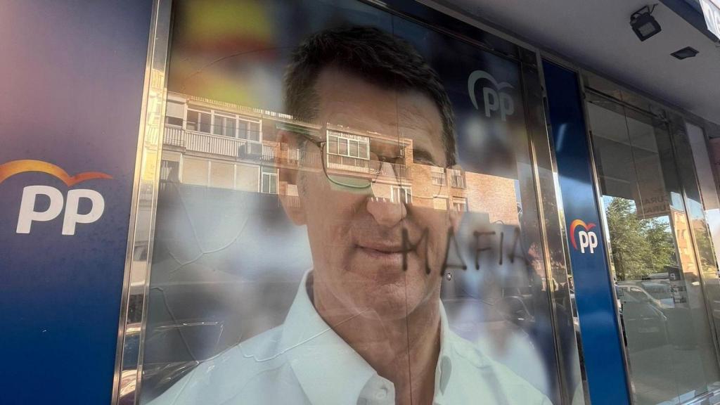 La palabra mafia, escrita en la fachada de la sede.