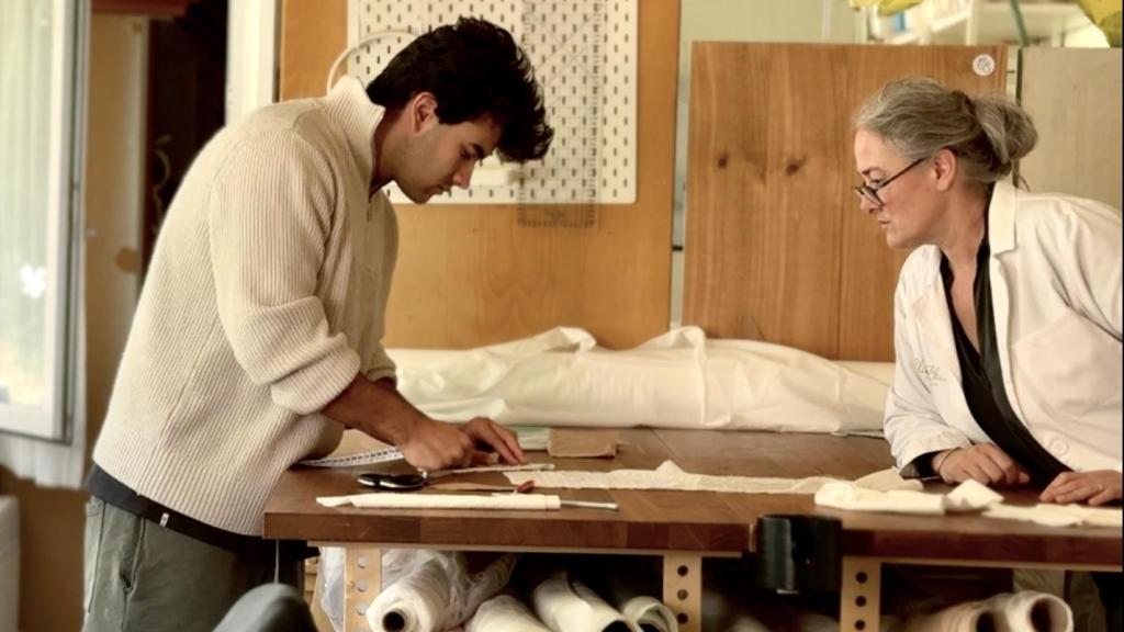 Clara y Pablo trabajando en su taller en Alcañices