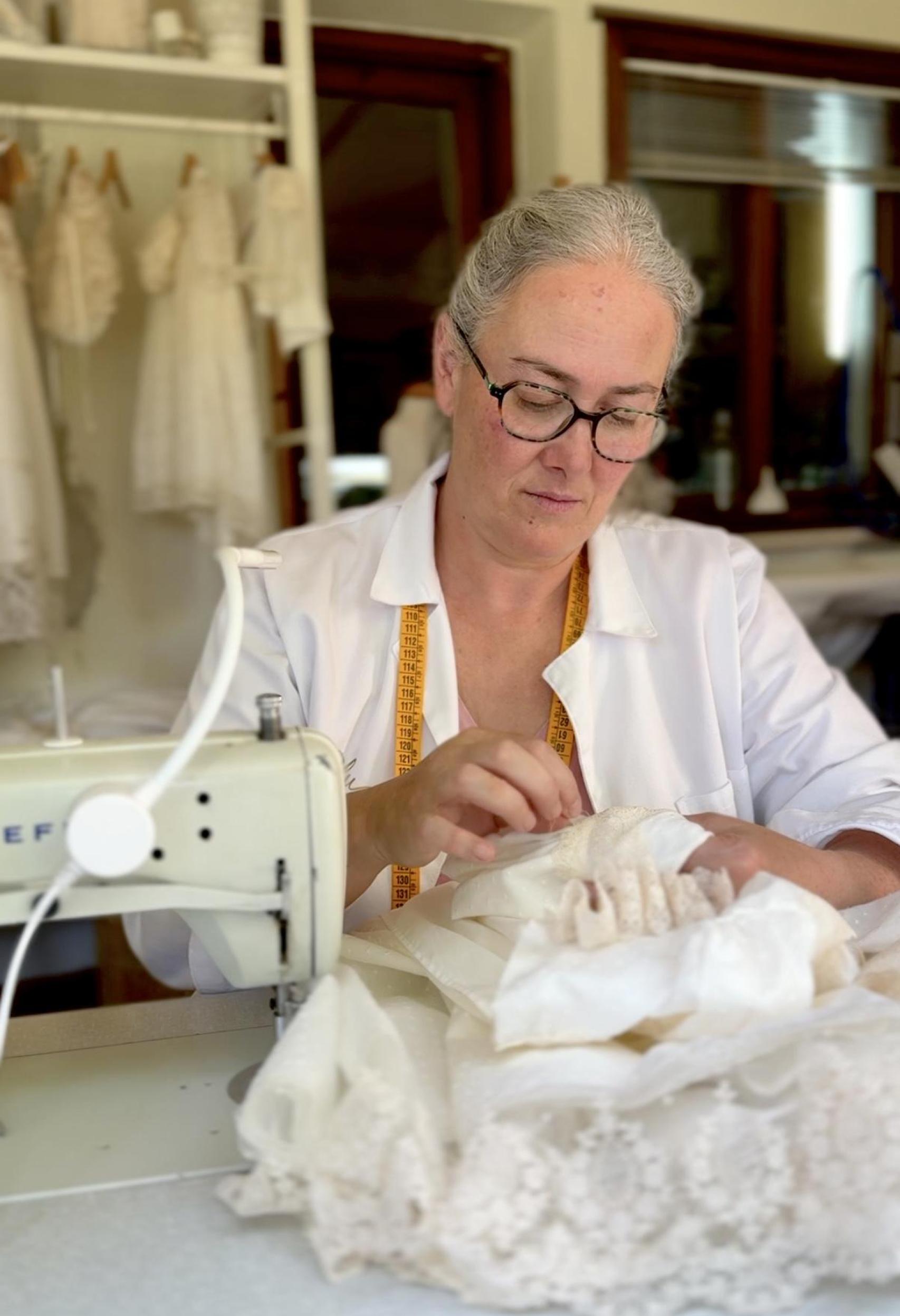 Clara terminando uno de sus famosos faldones de bautizo