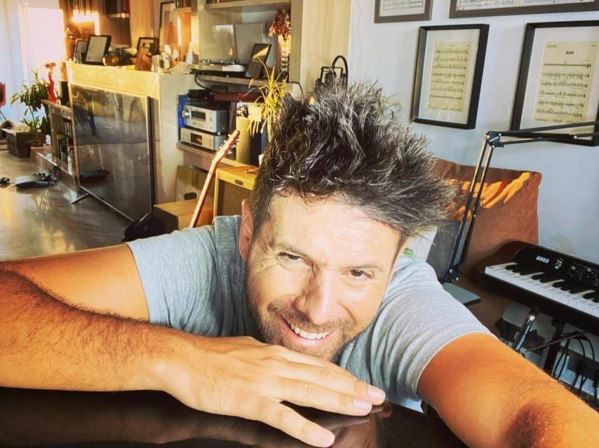 Pablo López en el estudio de su casa en Madrid.