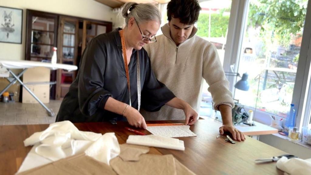 Clara y Pablo trabajando en sus diseños