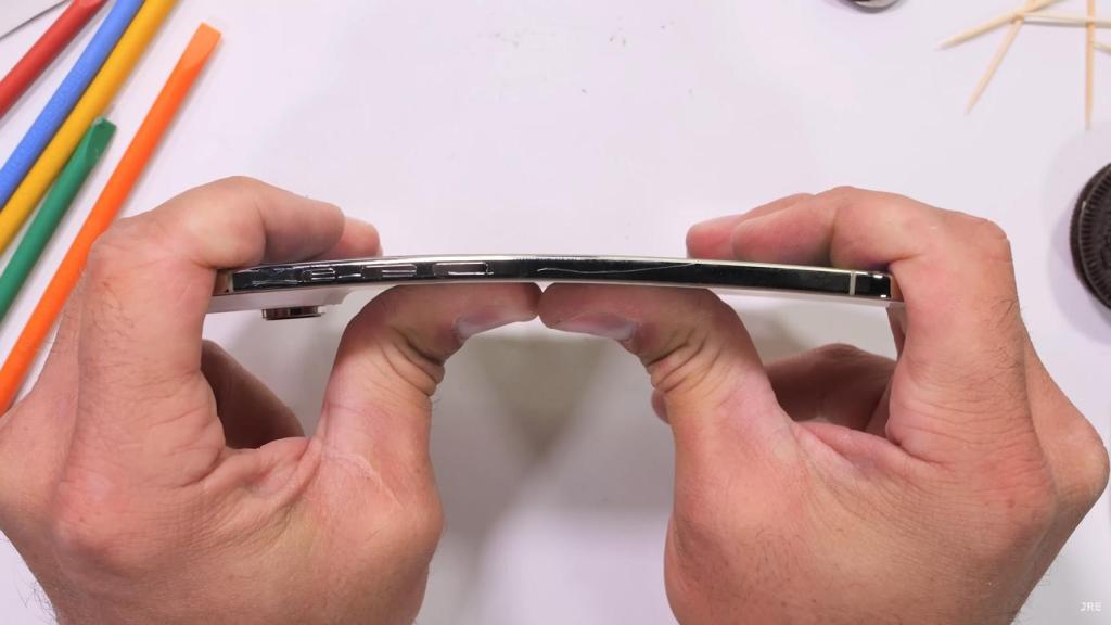 iPhone Air siendo doblado.