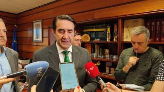 El consejero de Medio Ambiente, Vivienda y Ordenación del Territorio, Juan Carlos Suárez-Quiñones, durante su intervención ante los medios tras la reunión con la Mesa de la Madera, este lunes