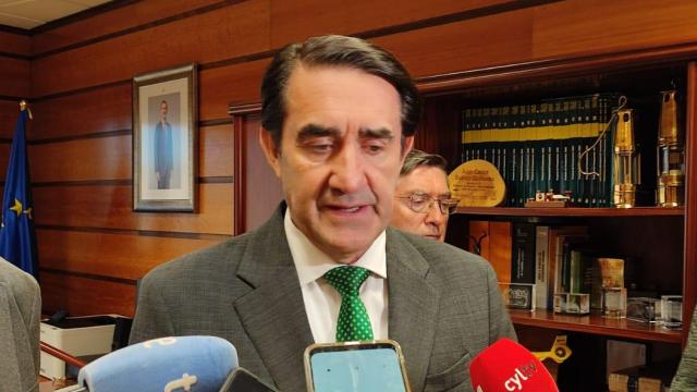 El consejero de Medio Ambiente, Vivienda y Ordenación del Territorio, Juan Carlos Suárez-Quiñones, durante su intervención ante los medios tras la reunión con la Mesa de la Madera, este lunes