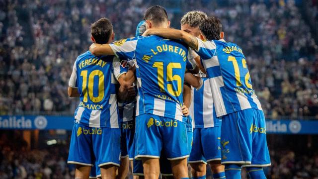 Los jugadores del Deportivo celebran un gol.