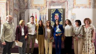 La consejera de Educación, Rocío Lucas, y los cinco sindicatos con representación en la Mesa Sectorial de Educación (Csif, Anpe, Stecyl-i, UGT y CCOO) suscriben el acuerdo para mejorar las condiciones laborales del profesorado en la Comunidad.