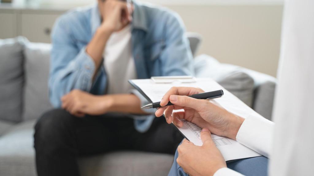Un psicólogo en una consulta con un paciente