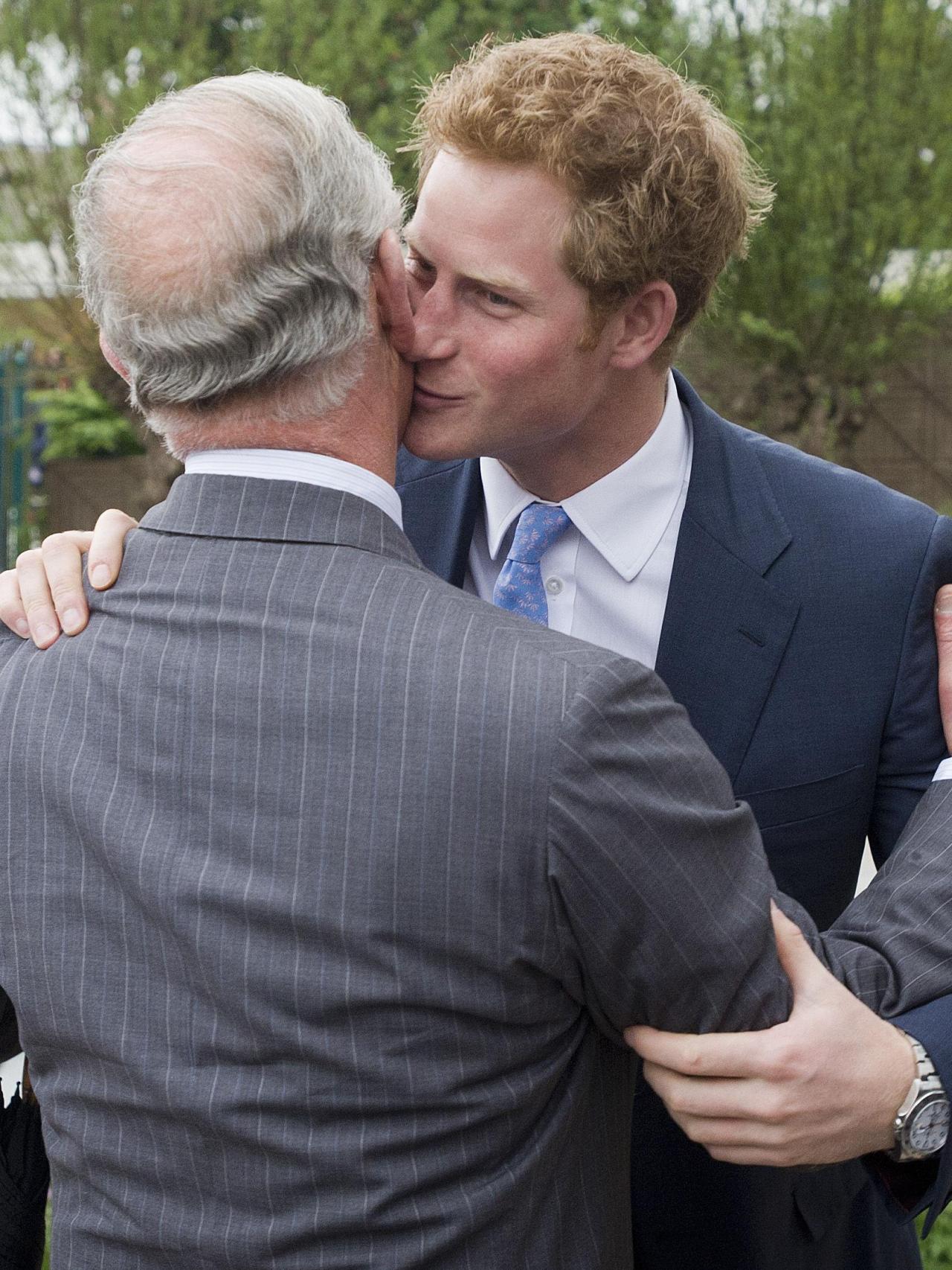 Harry de Inglaterra y su padre, Carlos III, en 2013.