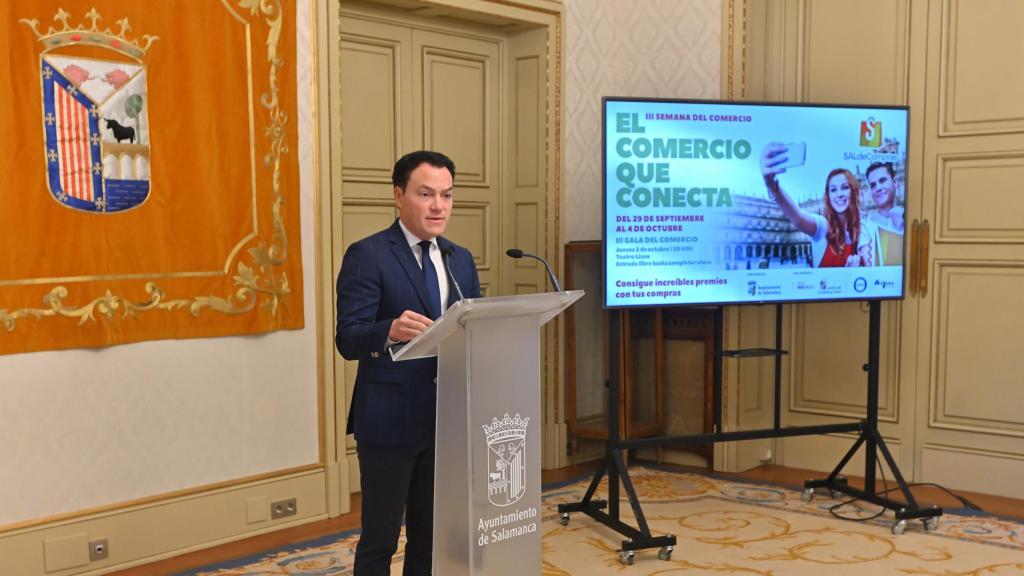 El concejal de Comercio del Ayuntamiento de Salamanca, Pedro Martínez, durante la presentación de la III Semana del Comercio, este lunes