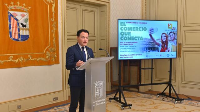 El concejal de Comercio del Ayuntamiento de Salamanca, Pedro Martínez, durante la presentación de la III Semana del Comercio, este lunes