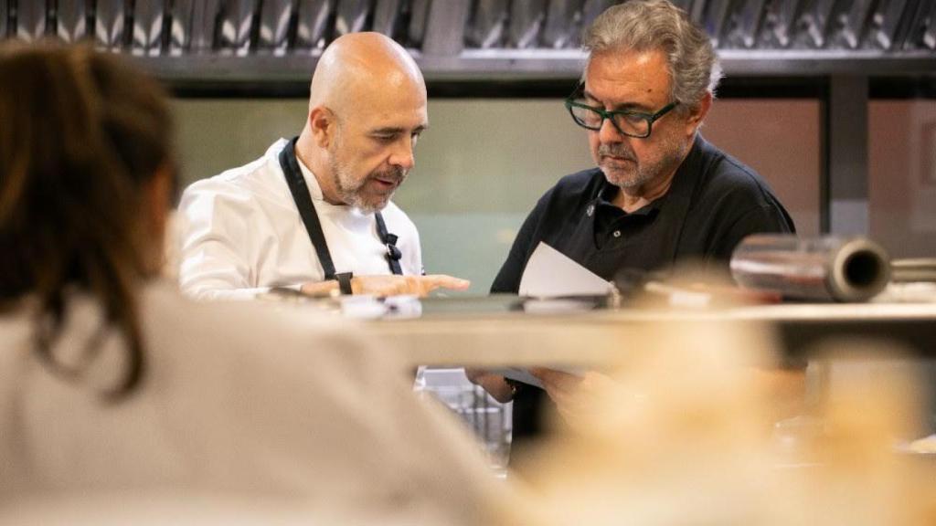 El chef Juanjo López junto a Marco A. Rodero, jefe de Pastelería, en la cocina de Calvero, el nuevo restaurante del Gran Madrid Casino de Colón.